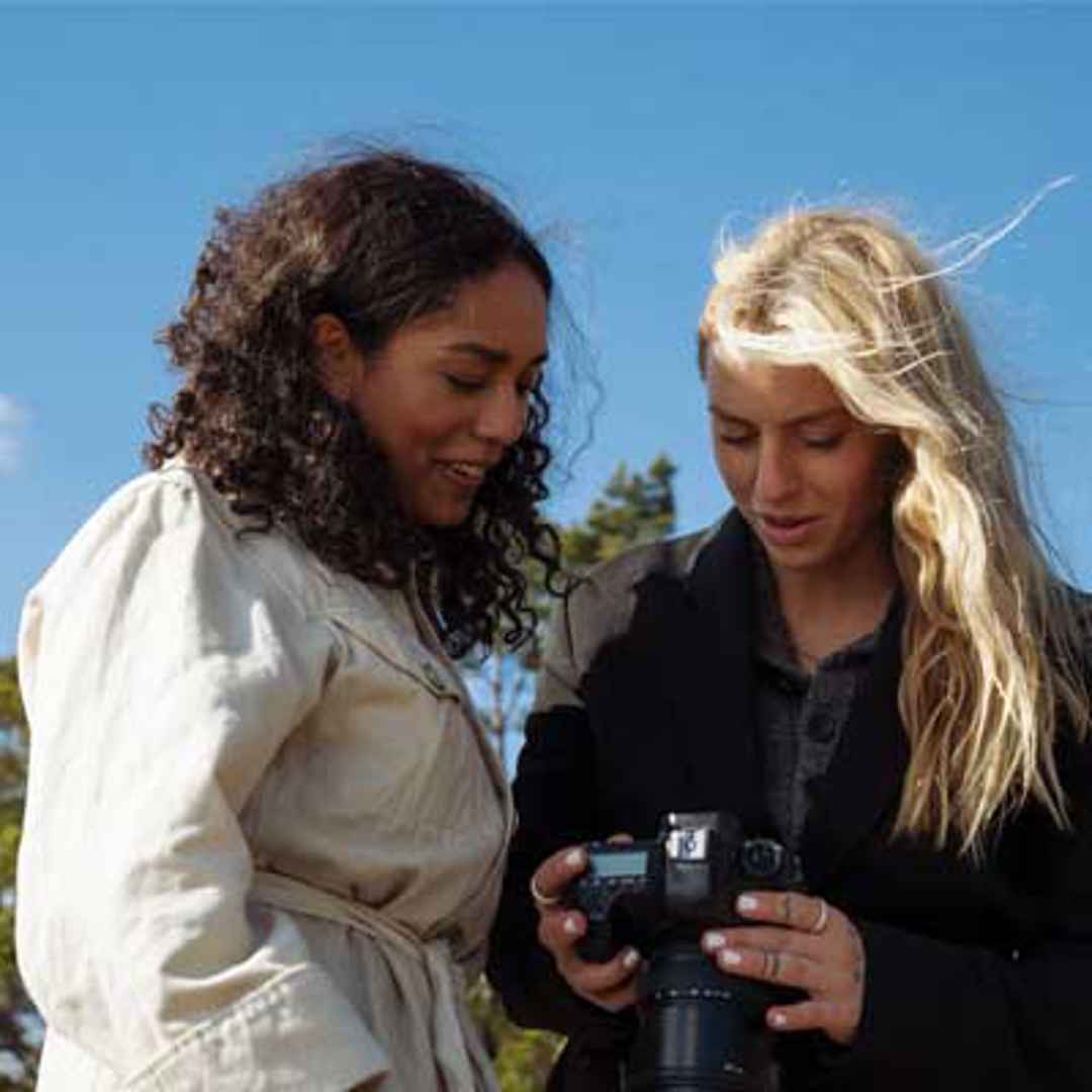 foto av to damer med kamera fotograf som er kunde av Svea