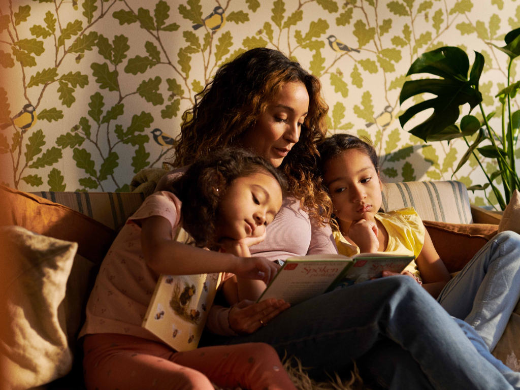 Kvinne med fleksibelt forbrukslån hos svea som leser for sin datter