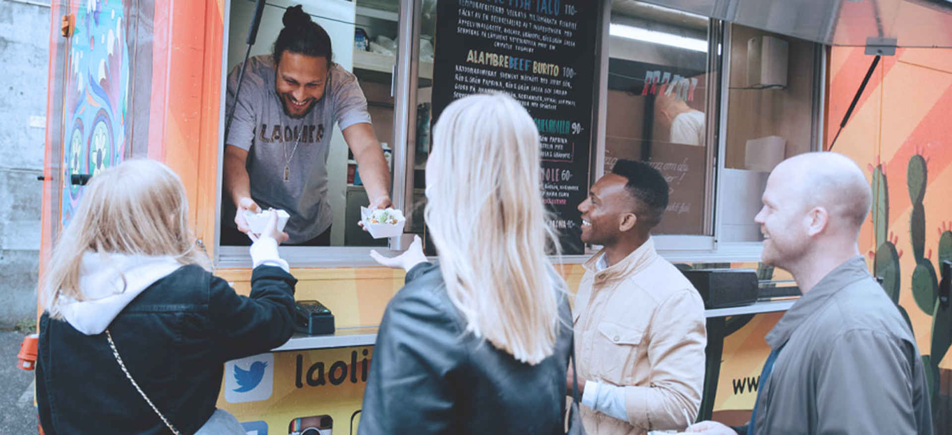 mann som har bedriftslån for å bedre likviditeten sin og kan selge mat i foodtruck