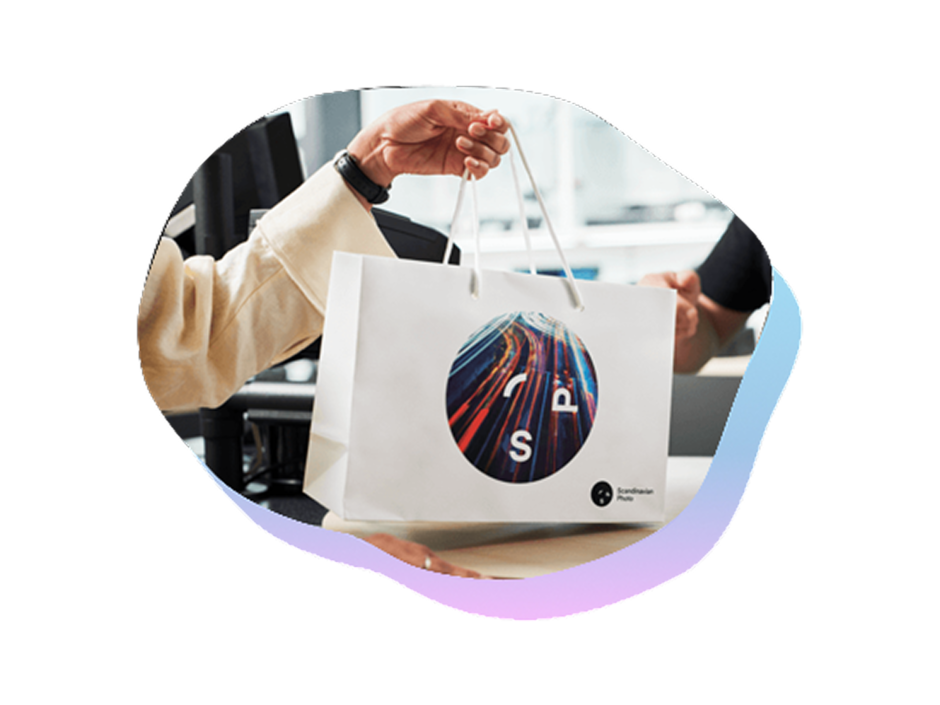 Person som handler med Sveas betalingsløsning for butikk