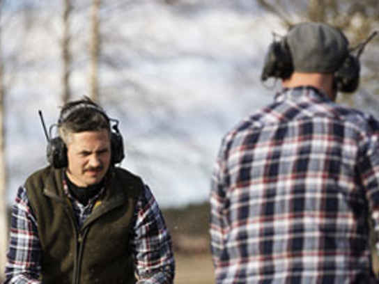 Bilde av to håndverkere for å illustrere fakturakjøp fra Svea Bank.