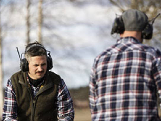 Bilde av to håndverkere for å illustrere fakturakjøp fra Svea Bank.