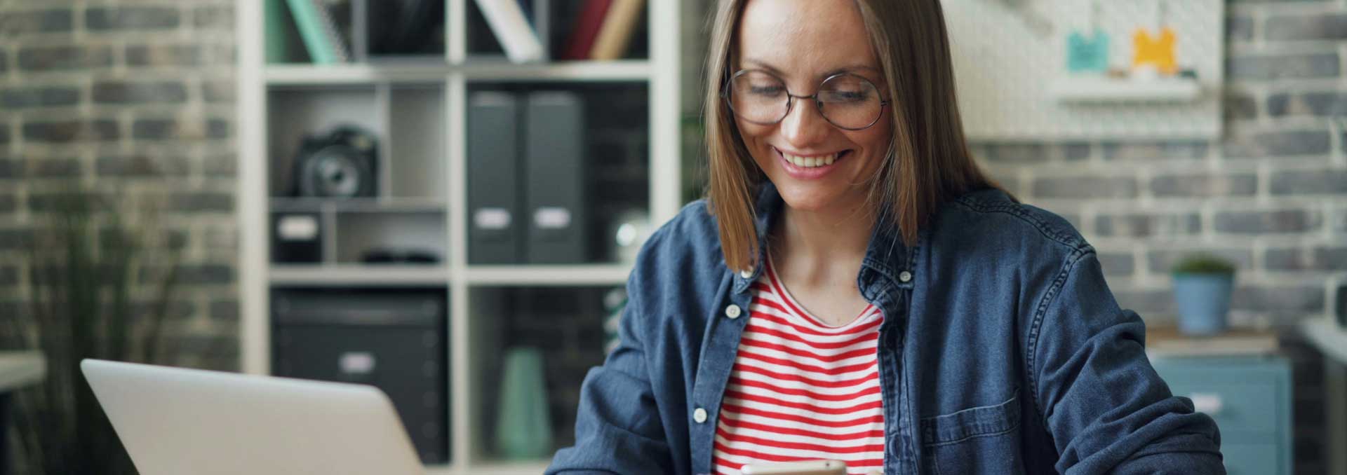 dame som ser på skattemelding hvordan hun kan få skattefradrag