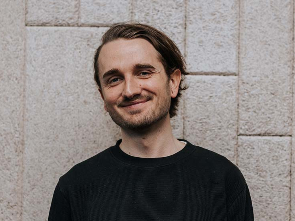 Smilende mann som har opplevd god kundeoppfølging med Svea