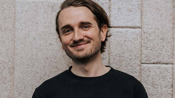 Smilende mann som har opplevd god kundeoppfølging med Svea