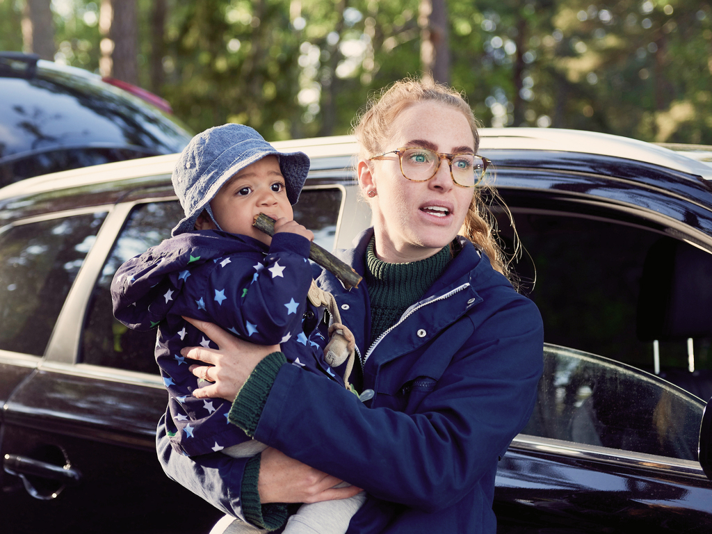 Kvinne med barn som har refinansiert billån