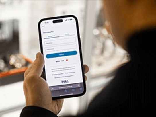 man som bruker svea sin betalingsløsning med mange valg