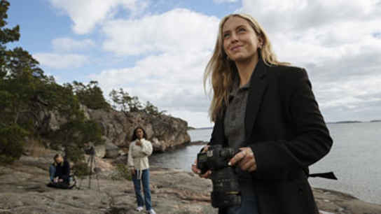 Bilde av en fotograf som tar bilder på en strand for å illustrere fakturakjøp fra Svea Bank.