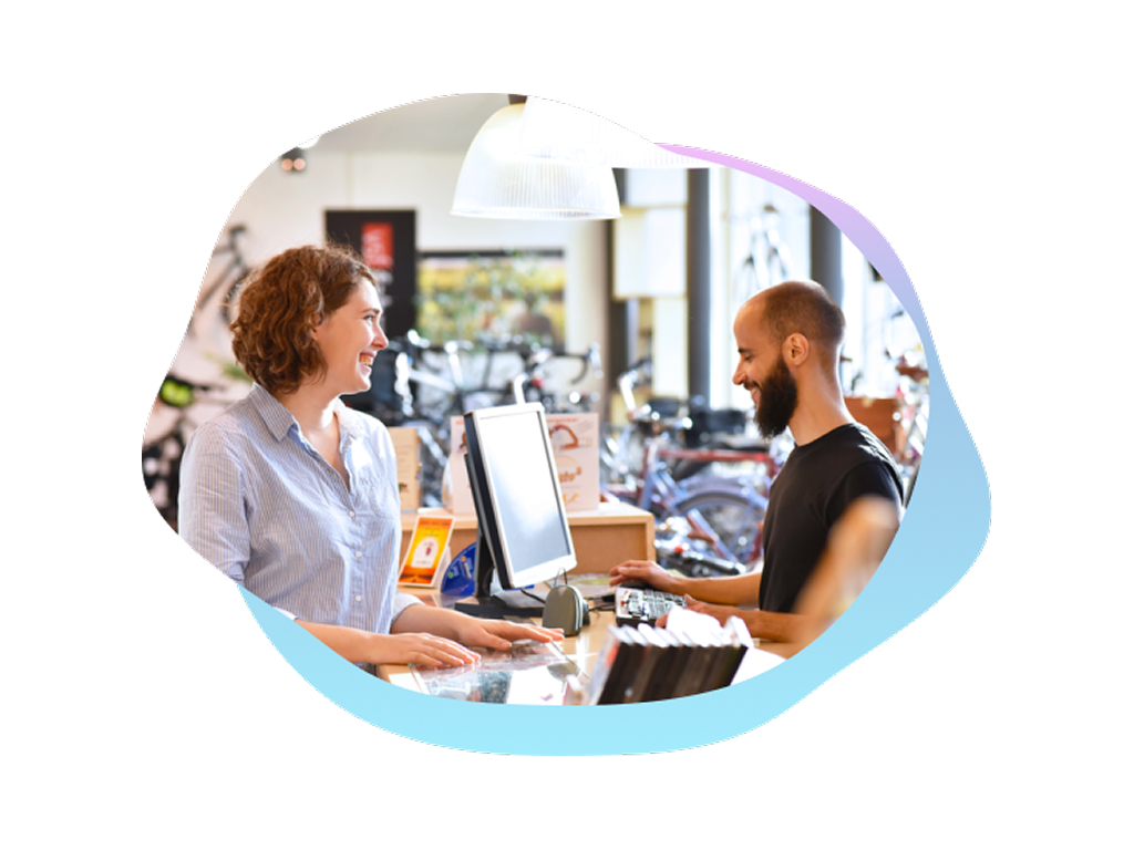 Kvinne som handler sykkel med Sveas betalingsløsninger for butikk