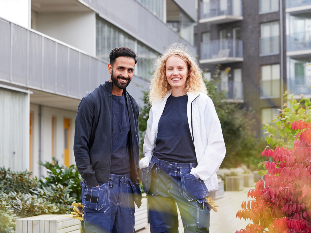 dame og mann med inkasso