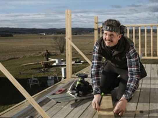 Bilde av en tømrer som bygger en veranda for å illustrere hvordan Svea Bank kan hjelpe din bedrift med finansiering.