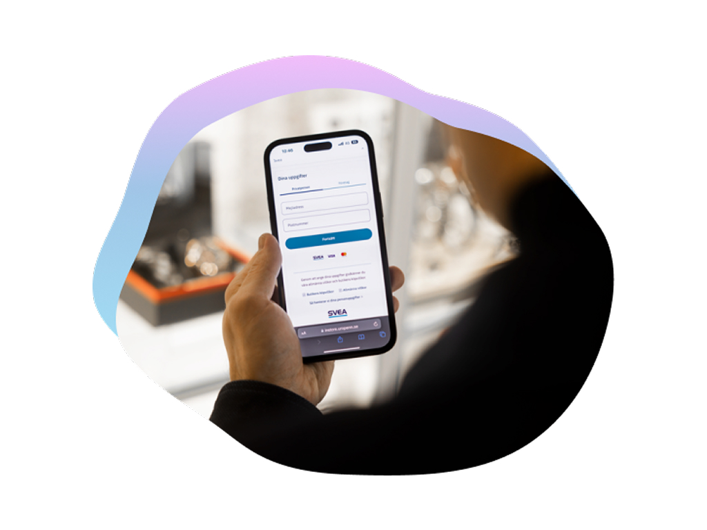 Person som benytter seg av Sveas betalingsløsning for butikk
