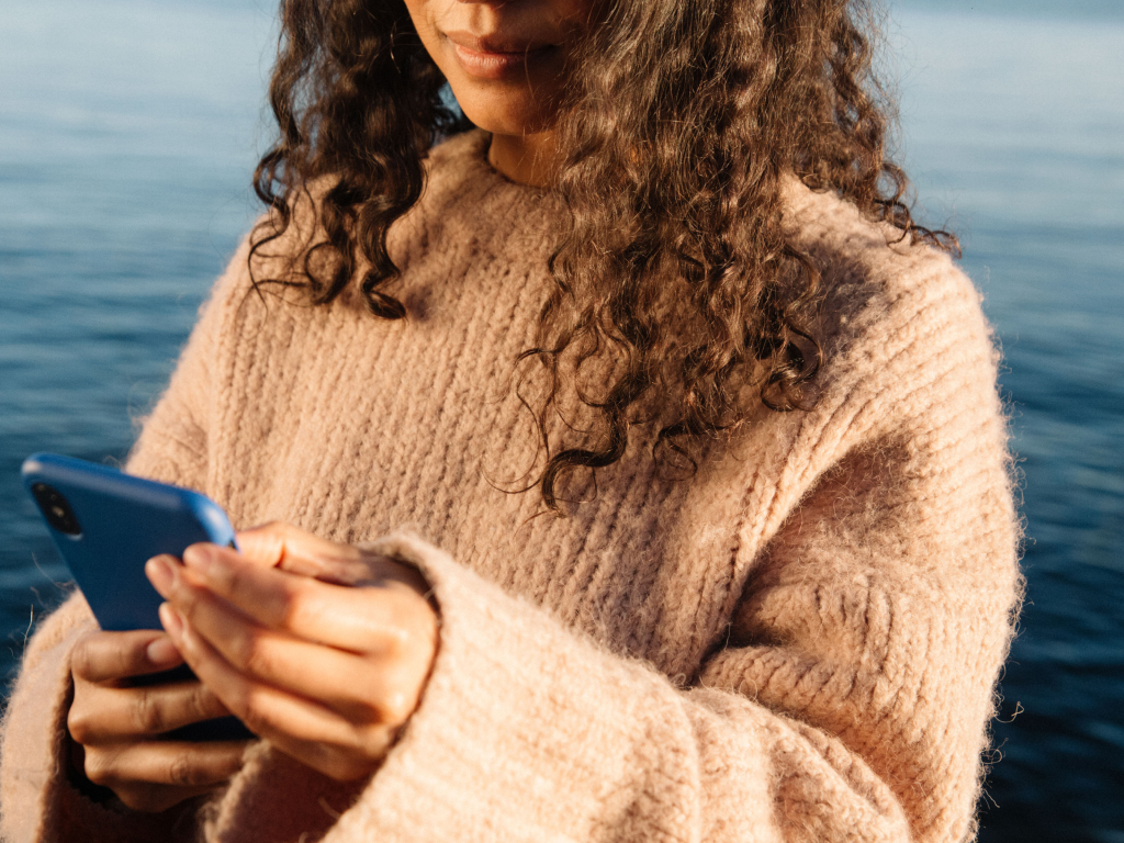 Kvinne som har abonnementsfakturering hos Svea