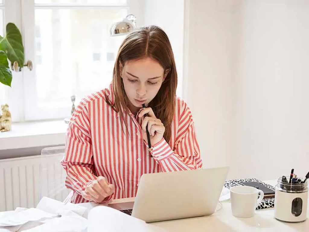 dame som leser om inkassotjenester i en brosjyre