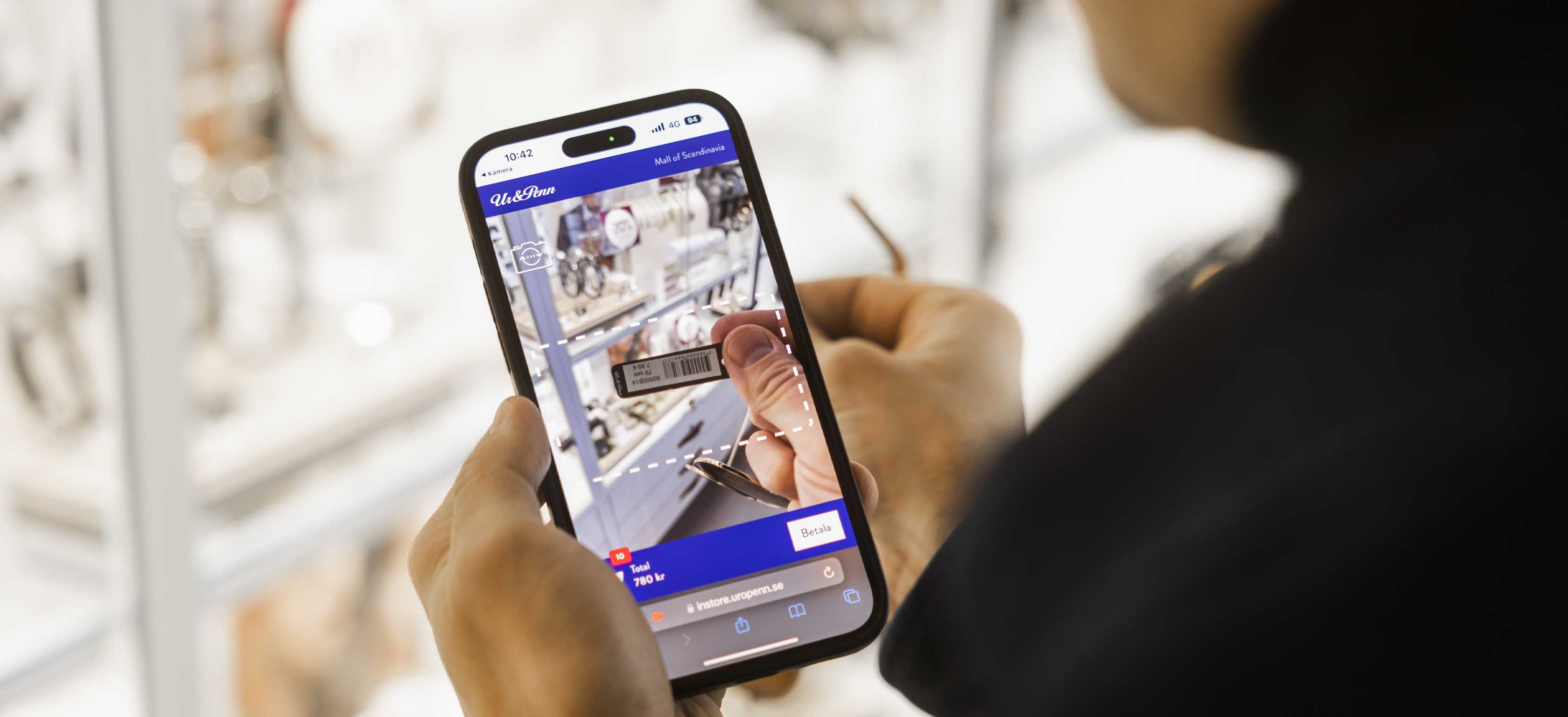 person som betaler med svea checkout i butikk