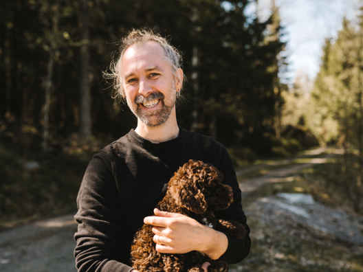 Smilende mann som har sparepengene sine hos Svea