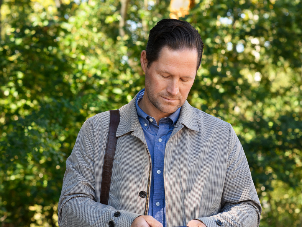 Mann som benytter seg av Sveas inkasso løsninger