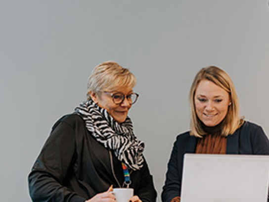 damer som får en oversikt over antall inkassosaker bedriften nå har gjennom svea 