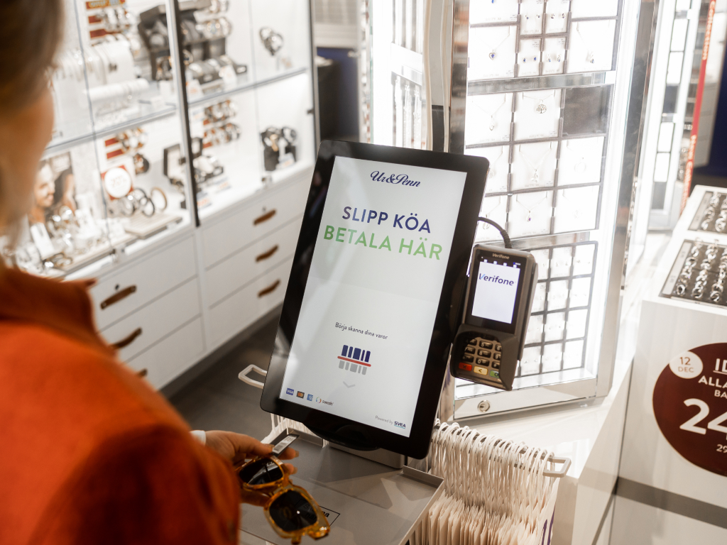 dame som bruker betalingsløsning i form av scan and pay fra svea i butikk