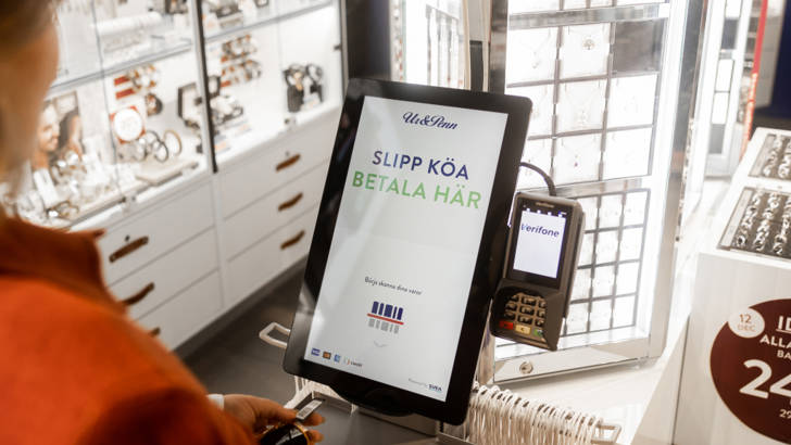 dame som bruker betalingsløsning i form av scan and pay fra svea i butikk