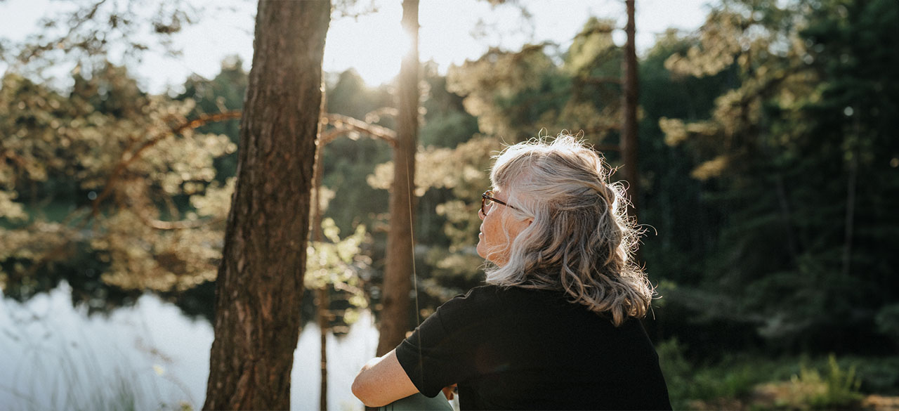 en dame som får kontroll på økonomien med refinansiering