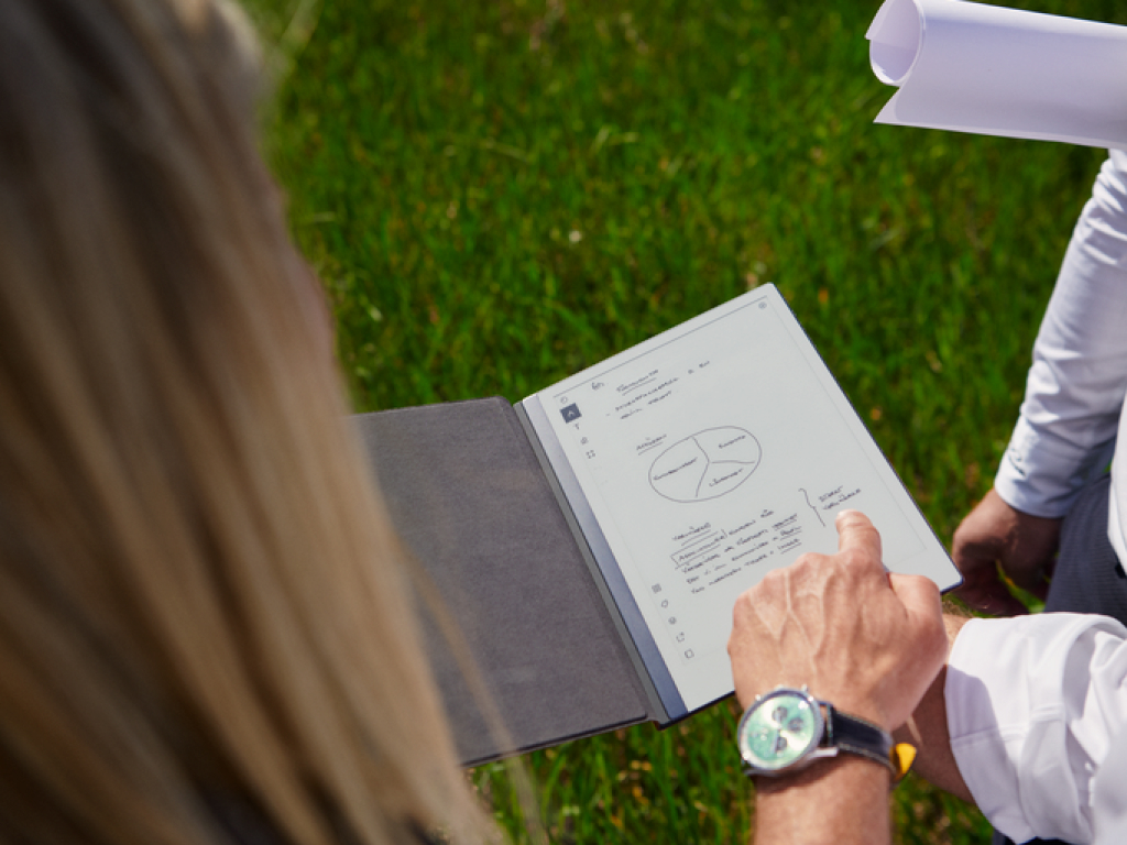 mann som peker på et dokument mens han har signert en aktør som tar seg av inkasso 