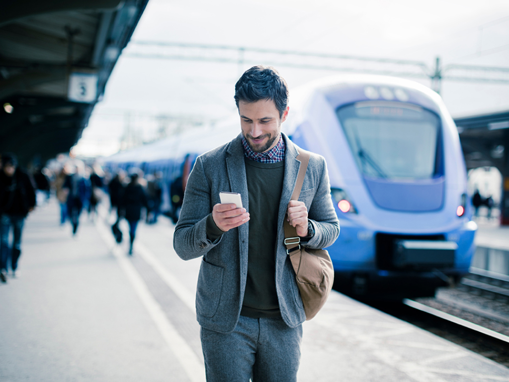 mann som betaler inkassokrav