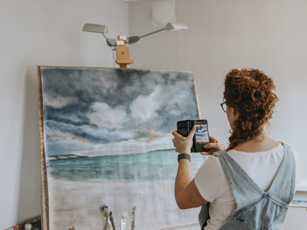 kunsterisk kvinne som har sparepengene sine hos Svea