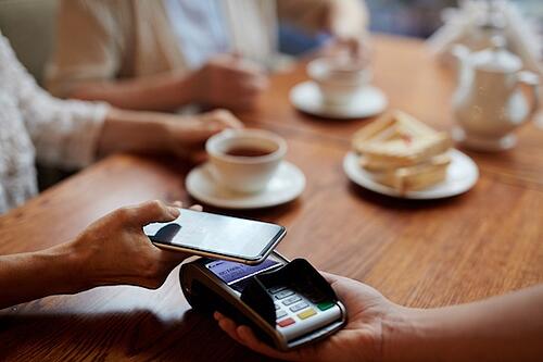 Mobiililla maksaminen kahvila