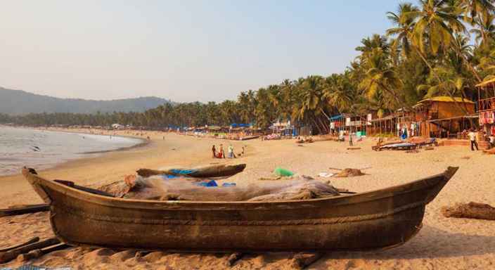 Liten båt på strand