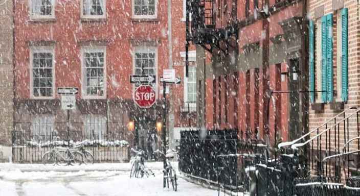 Flerfamiljshus i snöfall 