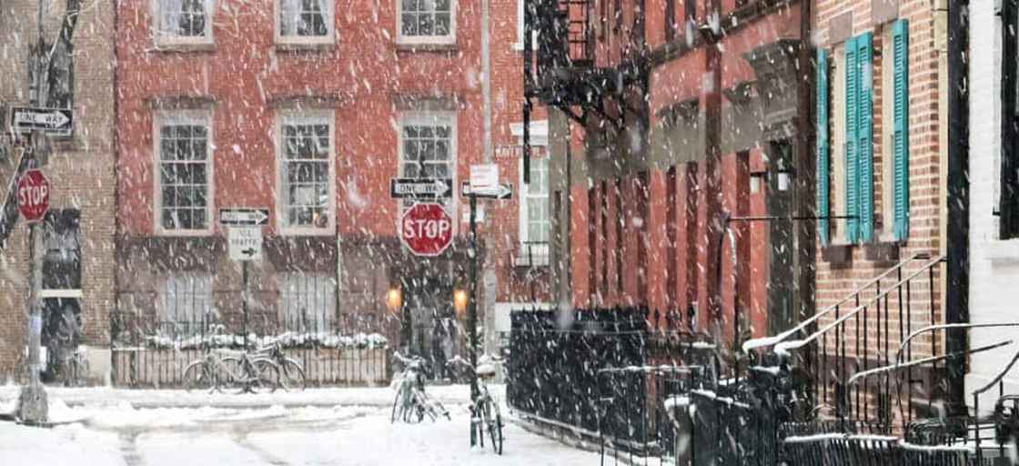 Flerfamiljshus i snöfall 
