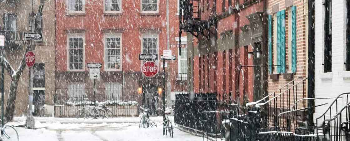 Flerfamiljshus i snöfall 