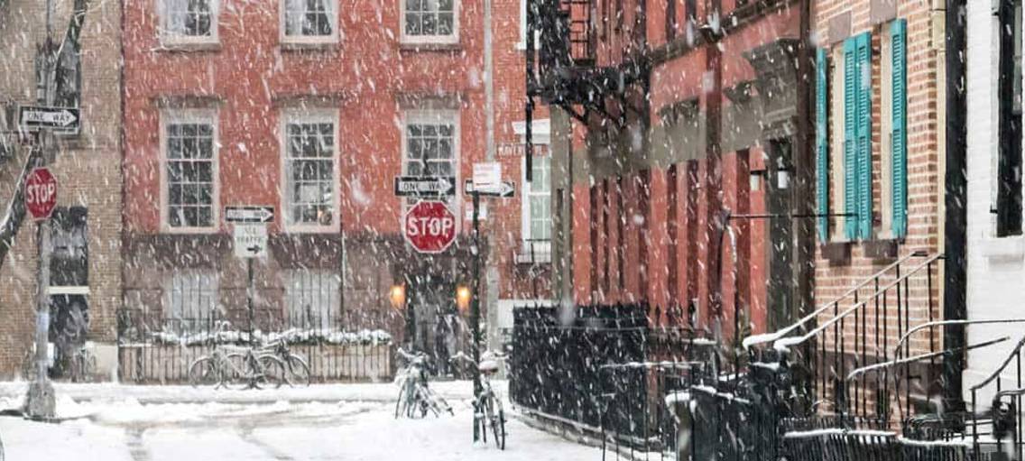 Flerfamiljshus i snöfall