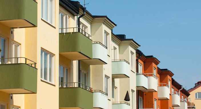 Husfasad med balkonger