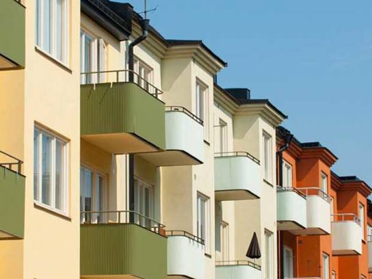 Husfasad med balkonger