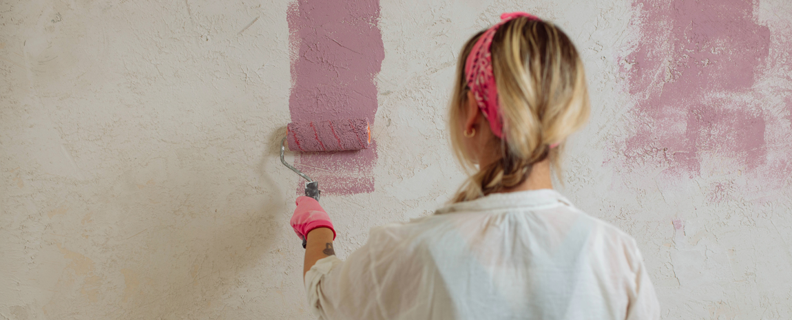 Kvinna målar en vägg