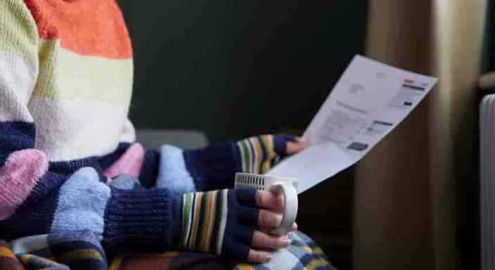 Kvinna med elräkning