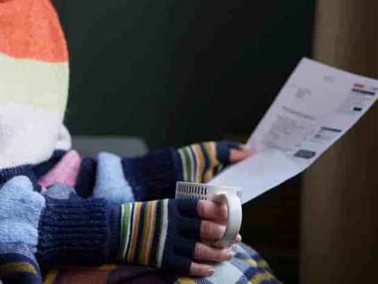 Kvinna med elräkning