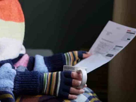 Kvinna med elräkning