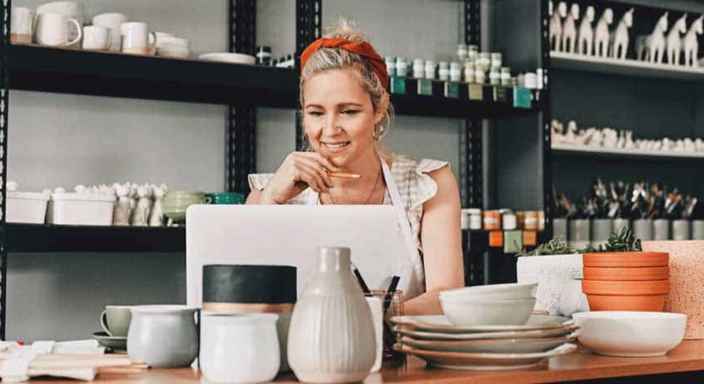 Kvinna med laptop i kafé