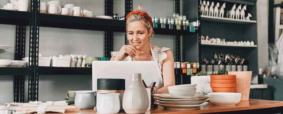 Kvinna med laptop i kafé
