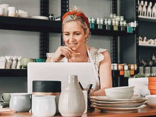 Kvinna med laptop i kafé