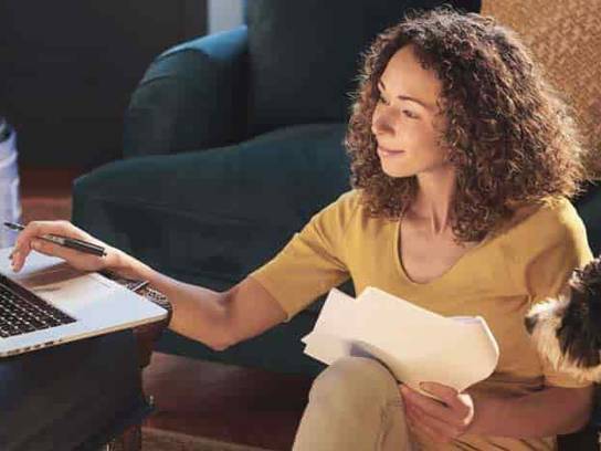 Kvinna med laptop och hund