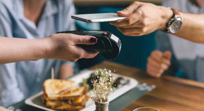 Lunchgäst betalar maten