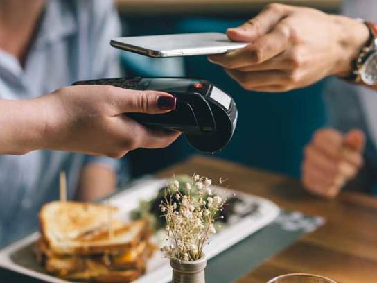 Lunchgäst betalar maten