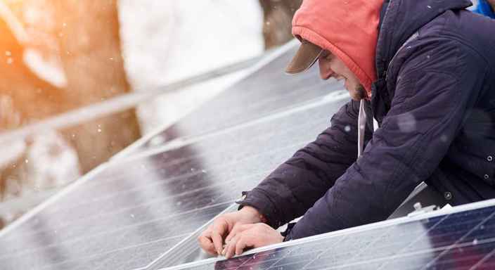 Man monterar solceller på tak