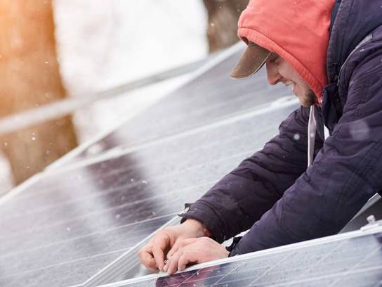 Man monterar solceller på tak