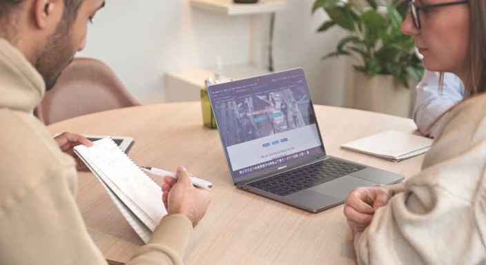 Man och kvinna räknar och noterar