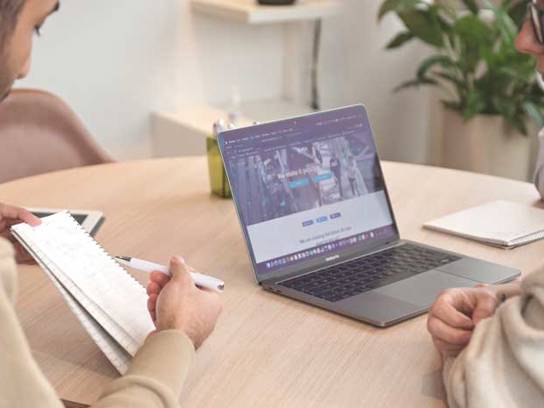 Man och kvinna räknar och noterar